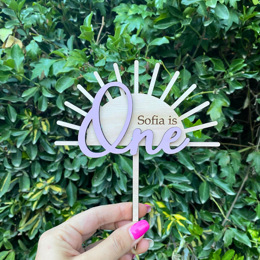 Cake topper con temática y nombre - Imagen 3