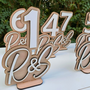 Número de mesa con iniciales