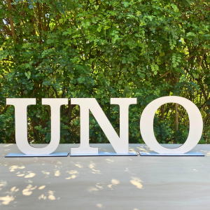 Letras “UNO” en fibro plus blanco