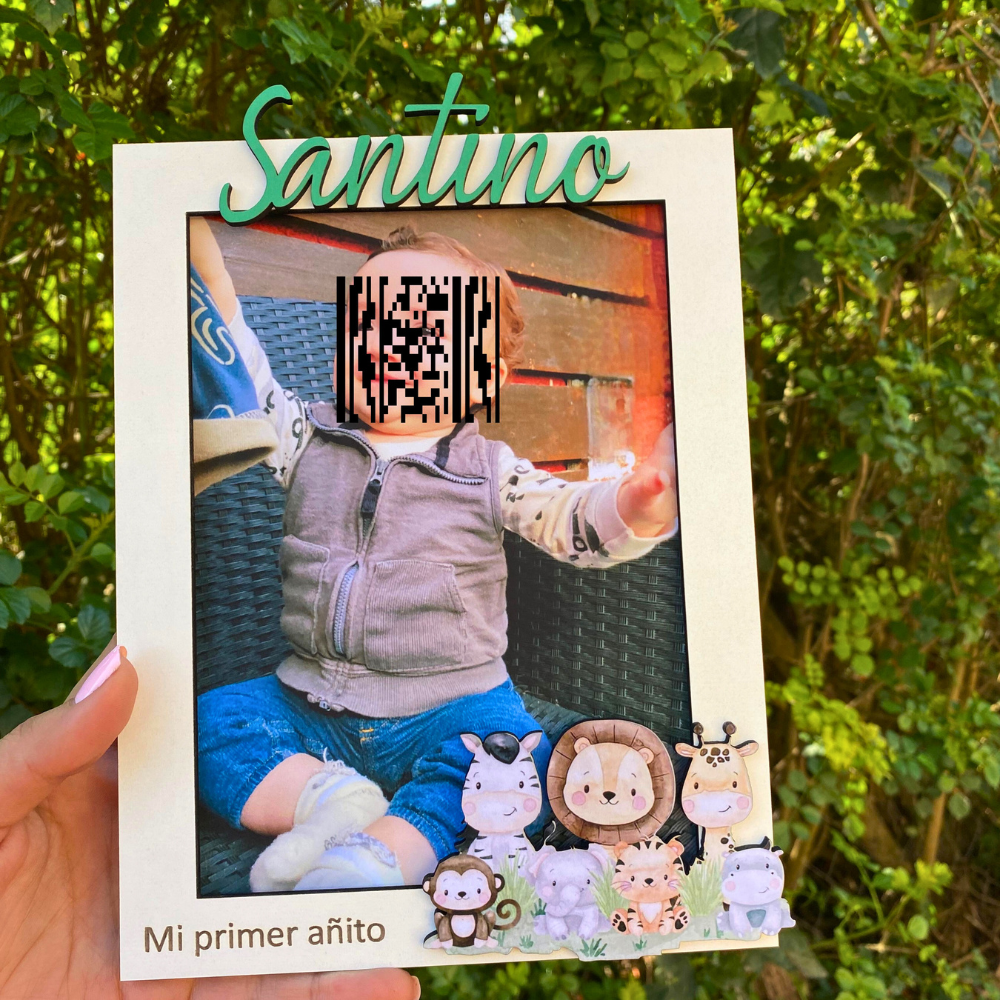 Portarretrato en fibro plus con nombre y apliques a color