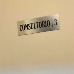 Cartel número de consultorio en metalex