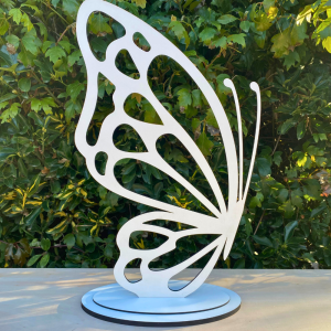 Mariposa en blanco con base